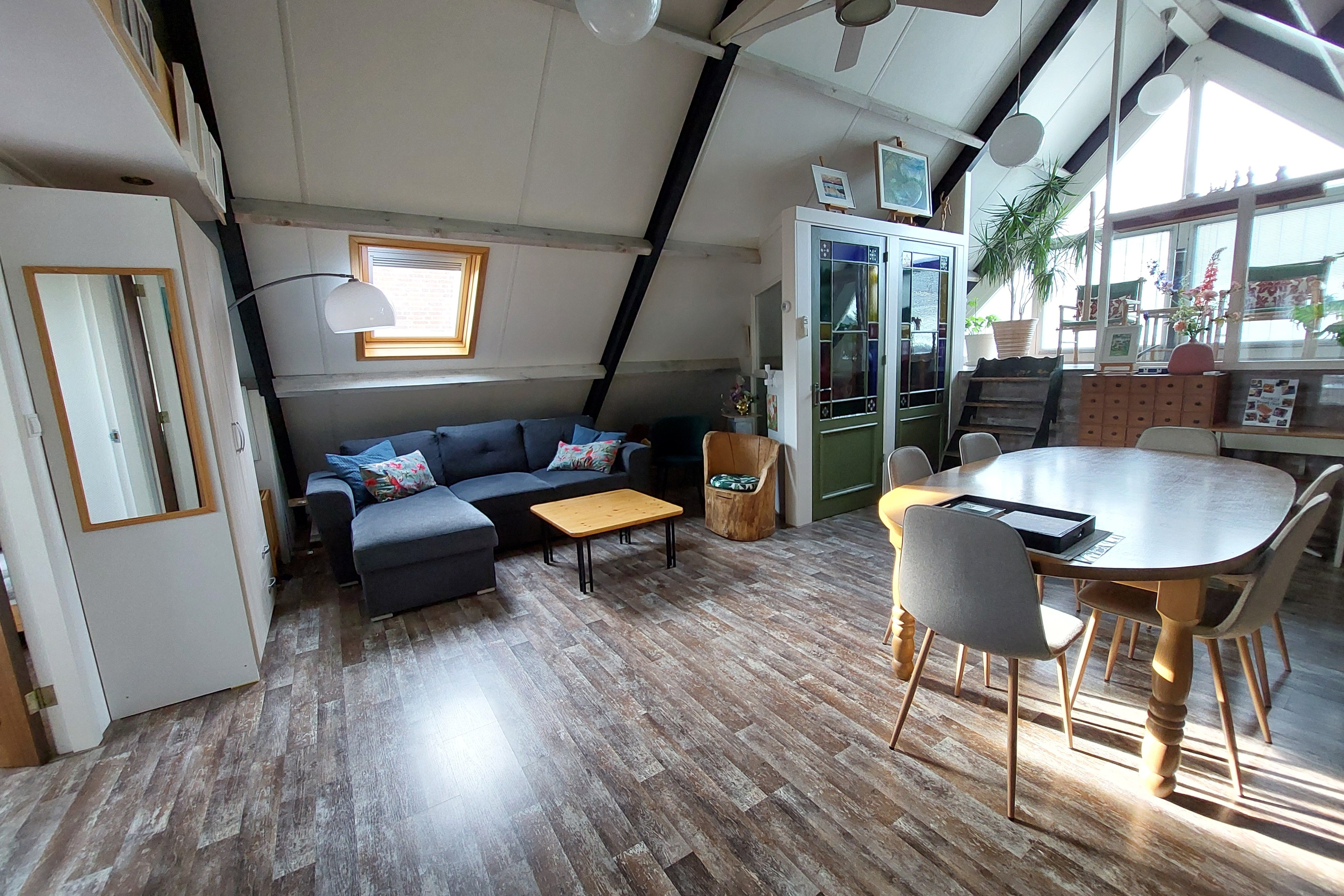 De leefruimte met kitchenette en eethoek.