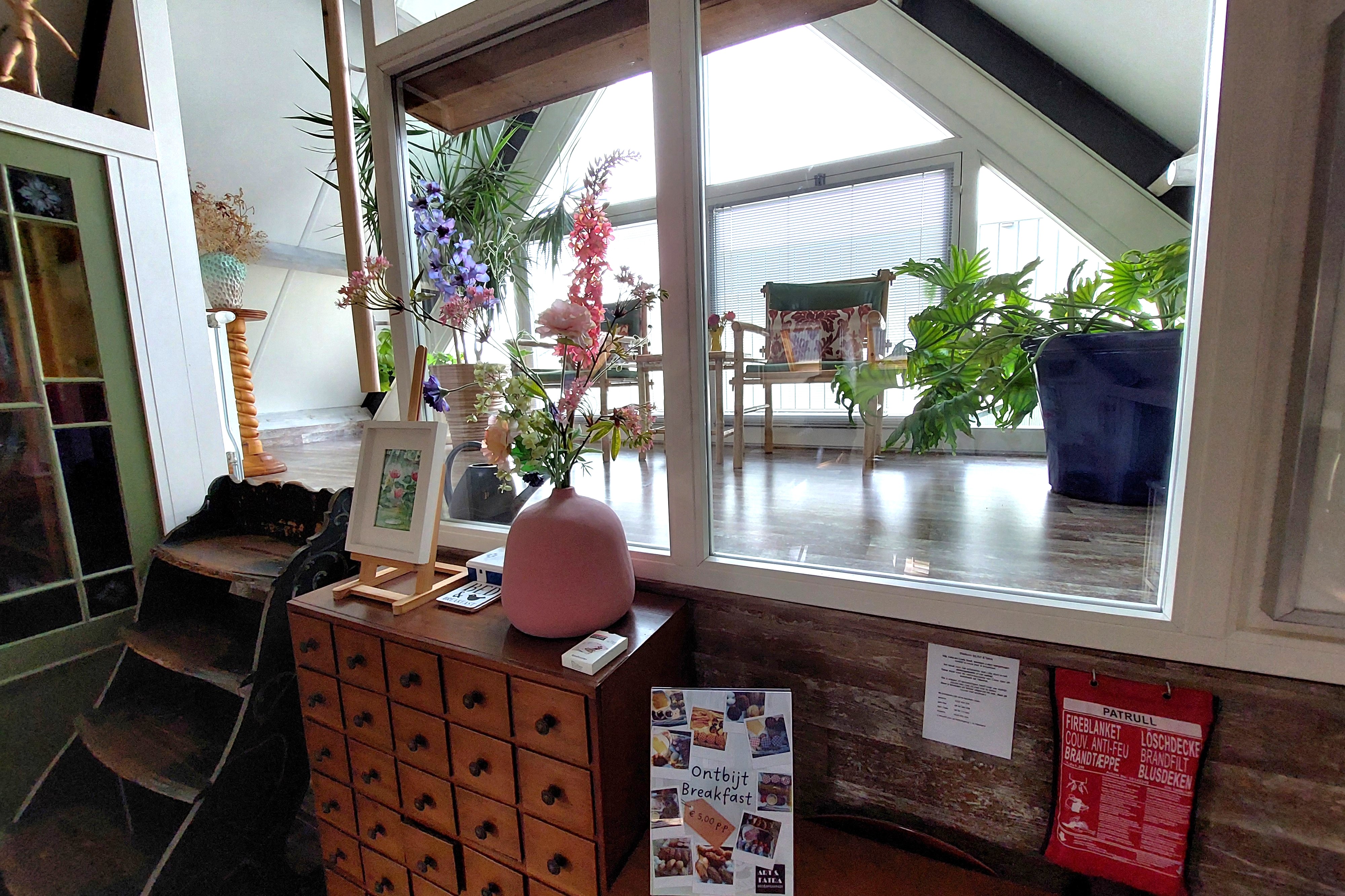 Het knusse podium, met gezellige zithoek.